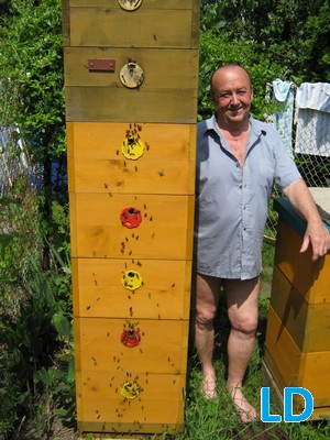 Přítel Plaček obdivuje svá včelstva po návratu z nemocnice